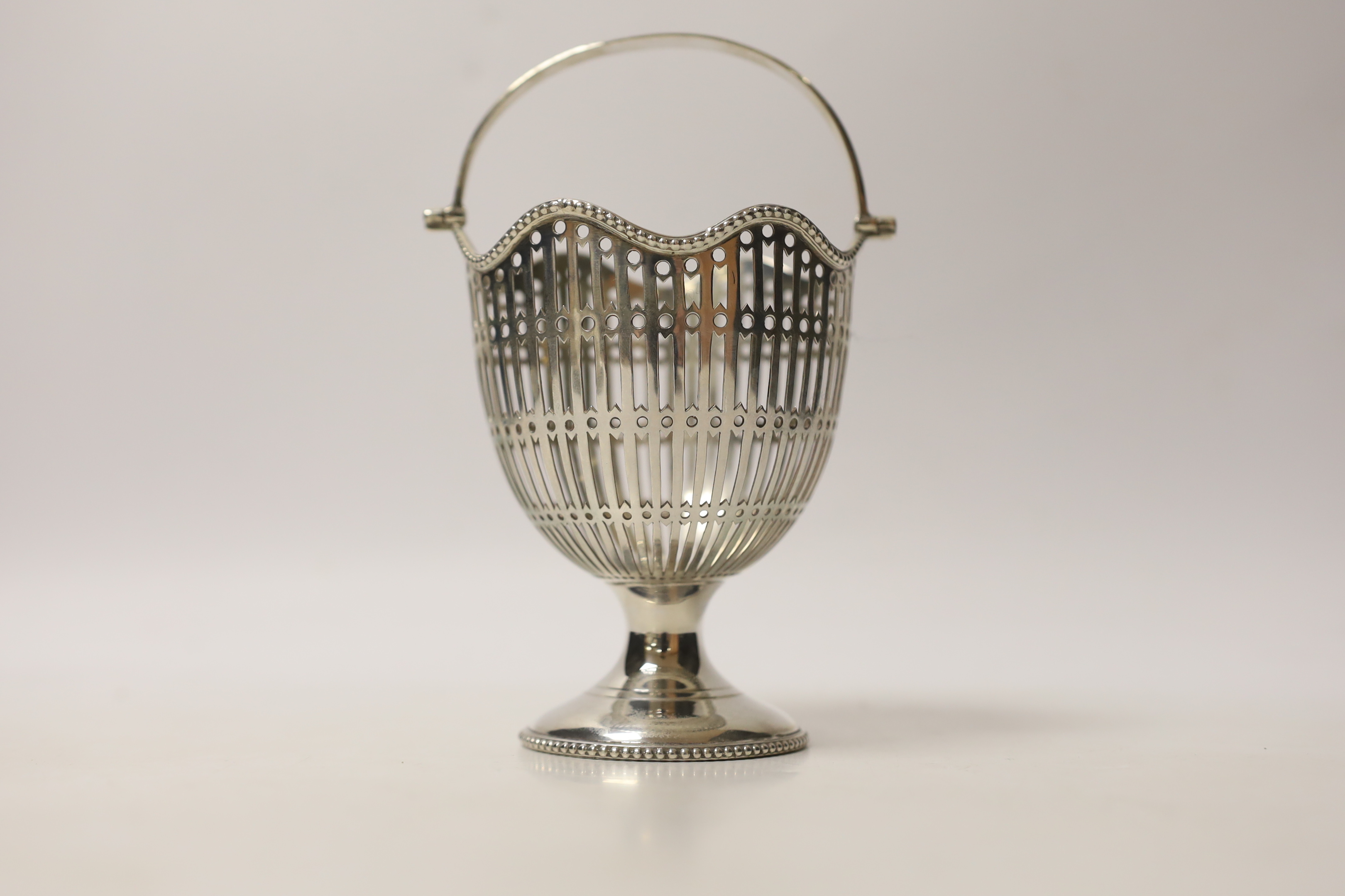 A George V pierced silver sugar basket, lacking liner, Birmingham, 1924, 15.5cm, 4.3oz.